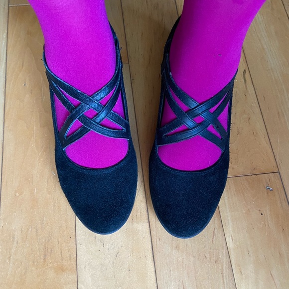 Low healed black sued shoes - Picture 2 of 10